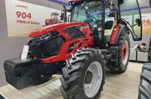Miejsca jest sporo, producent porusza się po projektowaniu kabin na tyle swobodnie, że pamiętał nawet o schowkach czy miejscu na rzeczy podręczne operatora, fot. GS