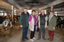 Od lewej: Waldemar i Renata Kałużni, Wiesław Popiel – kierownik skupu koneckiego oddziału Polmleku oraz Maria Papis – instruktorka skupu koneckiego oddziału Polmleku