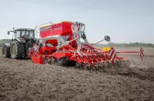 Przyczepiony do ciągnika kultywator, uprawiający glebę