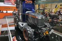 Hybrydowy ciągnik TAFE EVX-75 Hybrid pokazany po raz pierwszy na targach Agritechnika 2025 w Hanowerze, fot. GS