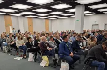 sala, sesja gleba, sala pełna ludzi 