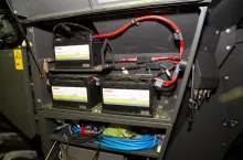 Przy długim postoju lepiej odłączyć zasilanie akumulatora. W starszych wersjach warto sprawdzić poziom elektrolitu i uzupełnić wodą destylowaną do ok. 2 mm ponad płytami.