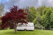 Przyczepa kempingowa na działce rolnej – kiedy jest legalna, a kiedy grozi kara?