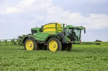 John Deere wprowadza nowe opryskiwacze samobieżne 500R z kabiną z przodu.