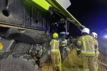 Strażacy gaszą komorę silnika w kombajnie