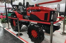 Jak zwykle, Capitan pokazał ciągniki w różnych kolorach, metalizowanych lakierach, modelowi elektrycznemu przypadł zielony metalik fot. Grzegorz Szularz