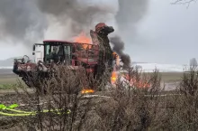 kombajn do zbioru buraków objęty płomieniami