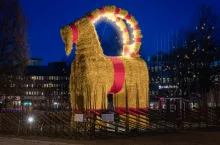 Miasto Gävle w Szwecji słynie z tradycji budowania na Boże Narodzenie monstrualnych rozmiarów słomianej kozy