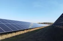 panele fotowoltaiczne na polu