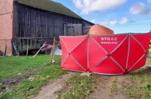 Strażacki parawan zasłaniający miejsce śmiertelnego wypadku