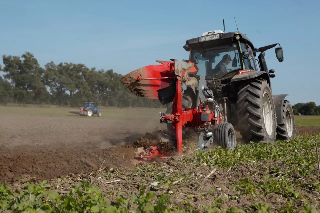 Ile rolnik zapłaci za radio w ciągniku? Nowe stawki abonamentu 2026
