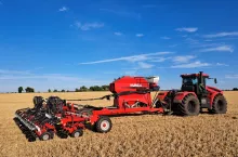 czerwony siewnik podczas pracy w polu