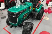 Jak zwykle, Capitan pokazał ciągniki w różnych kolorach, metalizowanych lakierach, modelowi elektrycznemu przypadł zielony metalik