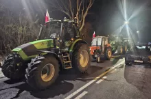 Ciągniki blokują pas drogi podczas protestu rolników