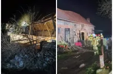 Dwa zdjęcia złączone w jedno pokazujące zawalony budynek chlewni oraz strażaków stojących przed budynkiem