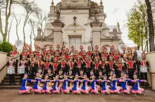 To zdjęcie wygląda jak przysłowiowe malowanie. W takich mundurach i strojach mażoretek kramscy instrumentaliści muszą się pokazać na Paradzie Pułaskiego. Godnie będą nas tam reprezentować