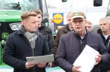 Mleko i masło za grosze? Rolnicy protestują przed Lidlem