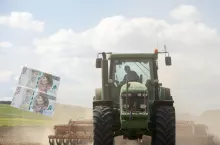 pole, traktor, banknoty