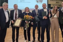 Od lewej: Krzysztof Ardanowski – były minister rolnictwa, Alfred Kieloch z przedstawicielami rodziny, a okazja ku temu to nadany w 2025 r. tytuł „Wzorowy Agroprzedsiębiorca RP”