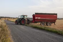 Żniwa Kamionna, ciągnik, przyczepa, ciągnik na drodze