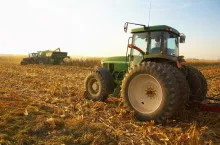 ciągnik, pole, żniwa 