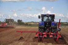 ciągnik rolniczy na polu