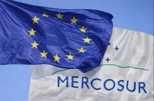 Flagi Unii Europejskiej i Mercosur.