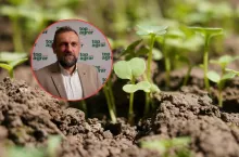 Piotr Kotowski na tle gleby