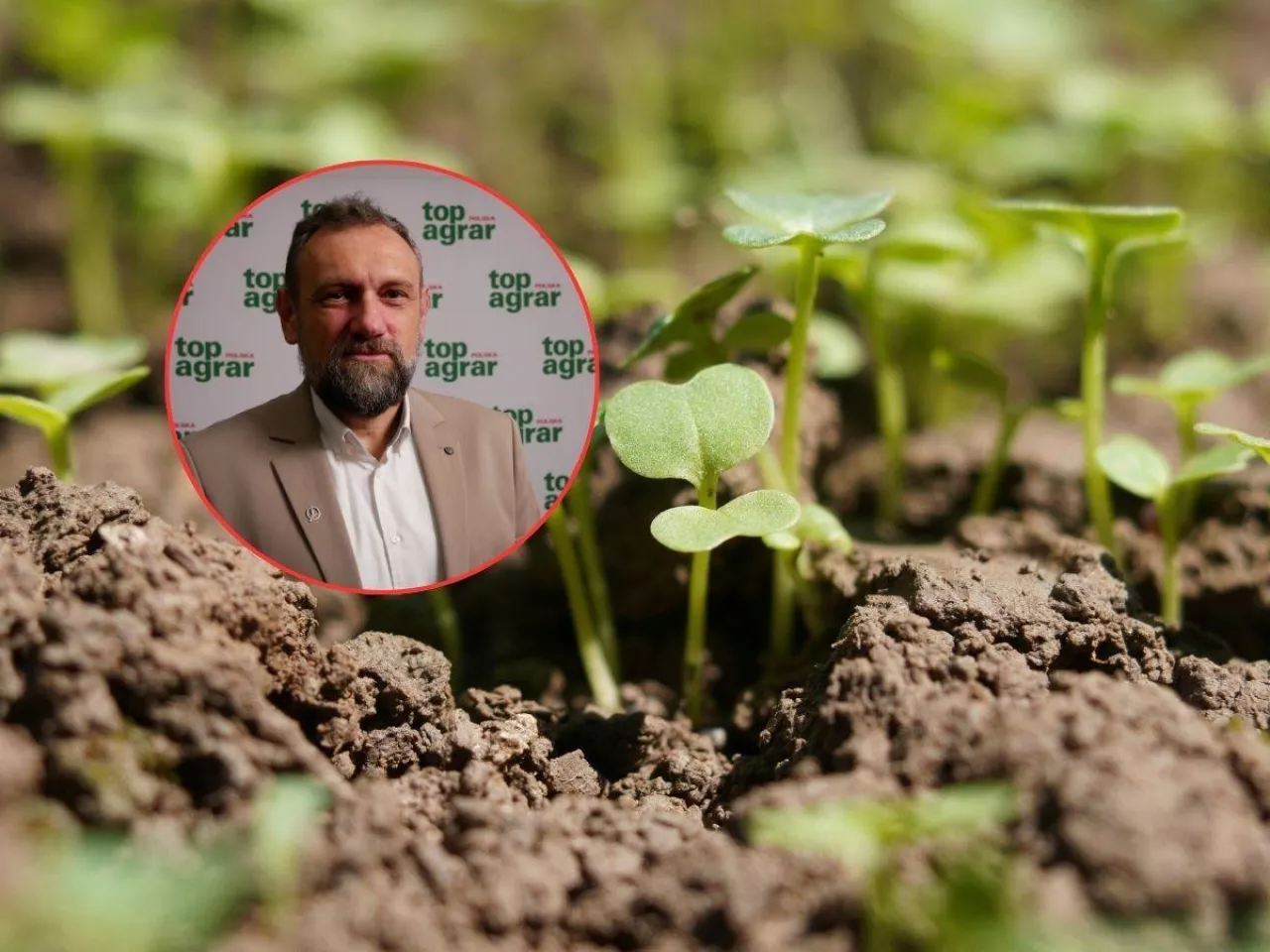 Piotr Kotowski na tle gleby