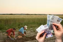rolnicy na polu, po prawej dłoń z banknotami polskimi