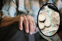 dłoń starszego mężczyzny, obok monety i banknoty 