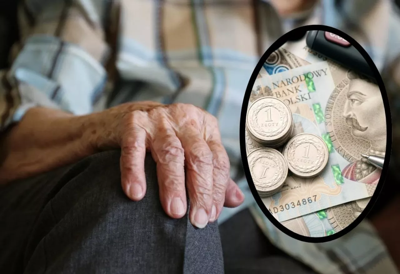 dłoń starszego mężczyzny, obok monety i banknoty 