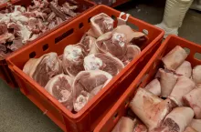 Mięso w skrzyniach w zakładzie mięsnym