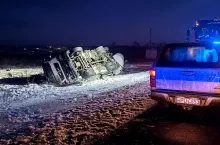 Mlekowóz w rowie, policja na miejscu