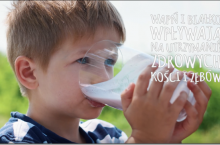 chłopiec pijący mleko ze szklanki