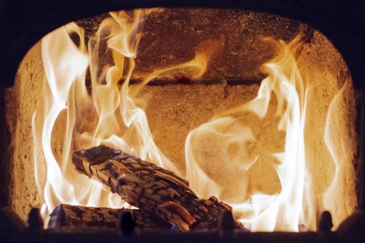 Zakaz palenia drewnem? Co zmieni się dla rolników od 2026 roku?