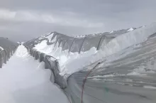 Poważne uszkodzenie tunelu pod wpływem ciężaru śniegu