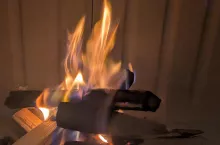 858906