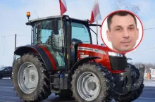 traktor oflagowany z protestu, twarz Mariusza Borowiaka