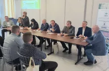 Stół prezydialny, przemawia Teresa Orowiecka