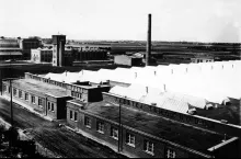 Prezydent Ignacy Mościcki (w kapeluszu) w zakładach (laboratorium) Ursusa w Czechowicach w 1927 roku, fot. Narodowe Archiwum Cyfrowe