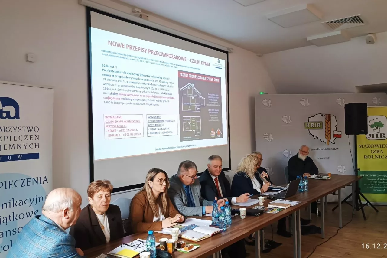 Przewodniczący obrad wraz z członkami zarządu MIR