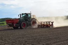 Rolnicy przy siewie kukurydzy często korzystają z usług wykonywanych najnowocześniejszym, precyzyjnym sprzętem. Dzięki temu siew kukurydzy idzie sprawnie – na dobrze przygotowanym polu wydajność siewu to 7 ha/h