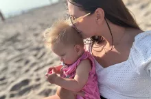 Martyna z 13-miesięczną Anielką nad morzem podczas wakacji w 2025 roku