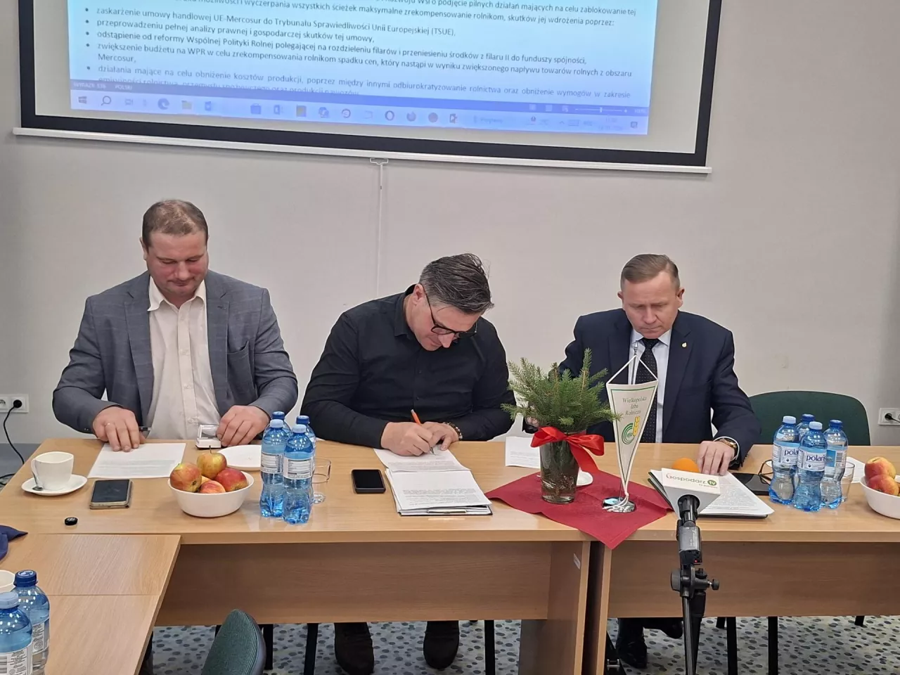 Marcin Kalemba, wiceprezes Poznańskiego Okręgowego Związku Rolników, Kółek i Organizacji Rolniczych, Marcin Stężycki, prezes Stowarzyszenia ”Kłos” oraz Mieczysław Łuczak, prezes Wielkopolskiej Izby Rolniczej, podpisują stanowisko wielkopolskich związków i organizacji rolniczych w sprawie sprawie zaskarżenia umowy UE-Mercosur do Trybunału Sprawiedliwości Unii Europejskiej.