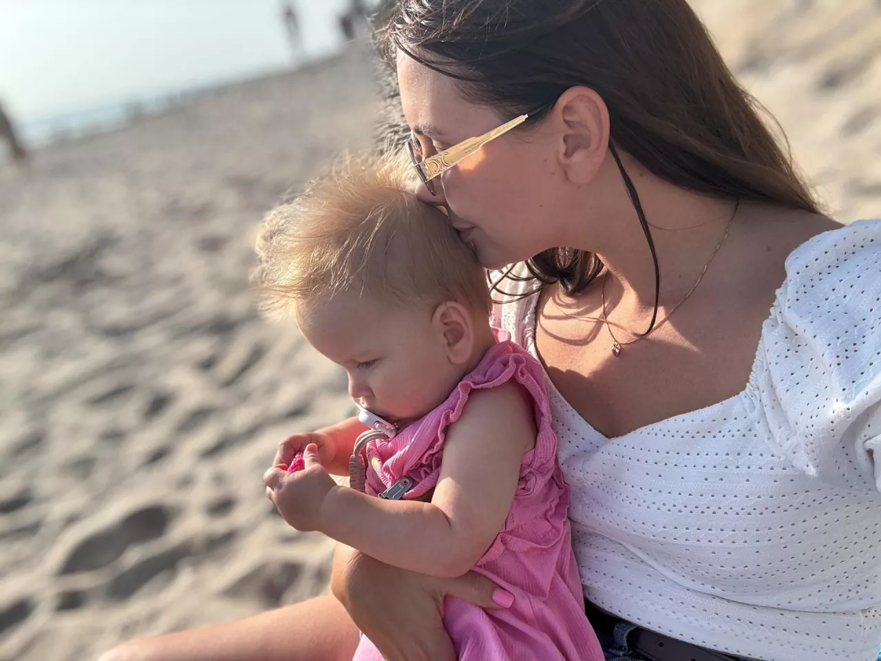Martyna z 13-miesięczną Anielką nad morzem podczas wakacji w 2025 roku