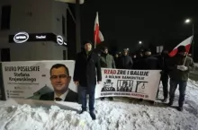 Rolnicy pikietowali pod biurem poselskim ministra Stefana Krajewskiego w Zambrowie