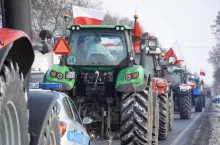 Kolumna ciągników rolnych jadących na protest w Warszawie 9 stycznia 2026 roku.