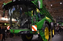 Podczas targów Agritechnica John Deere zaprezentował nowy samojezdny opryskiwacz 500R, fot. Tomasz Ślęzak