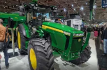 Elektryczny ciągnik John Deere coraz bliżej. 130 KM i 195 kWh mocy